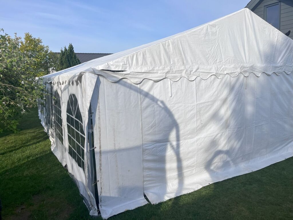 Partyteltet set fra hjørnet på en græsplæne