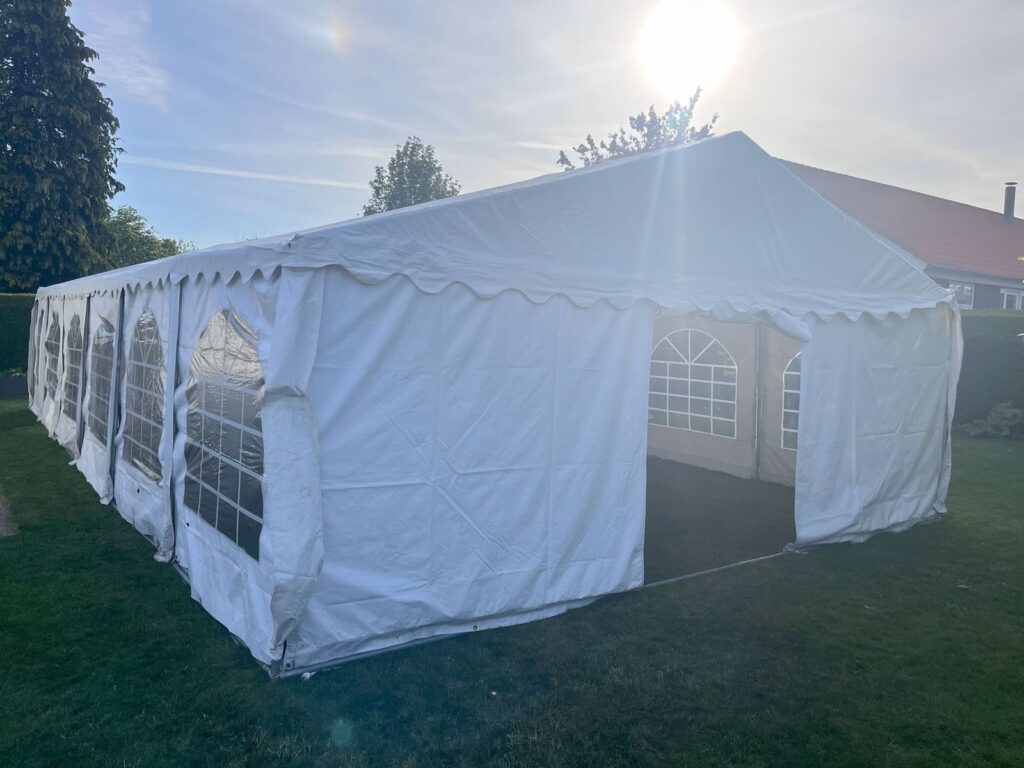 Partyteltet i aftensol